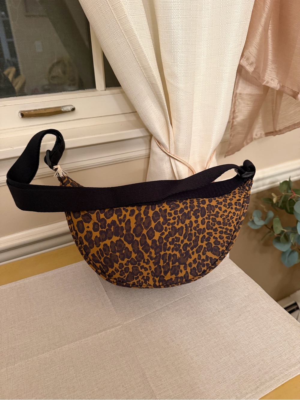 Universal Thread Leopard Crescent Crossbody Bag” NWT - Picture 2 of 7